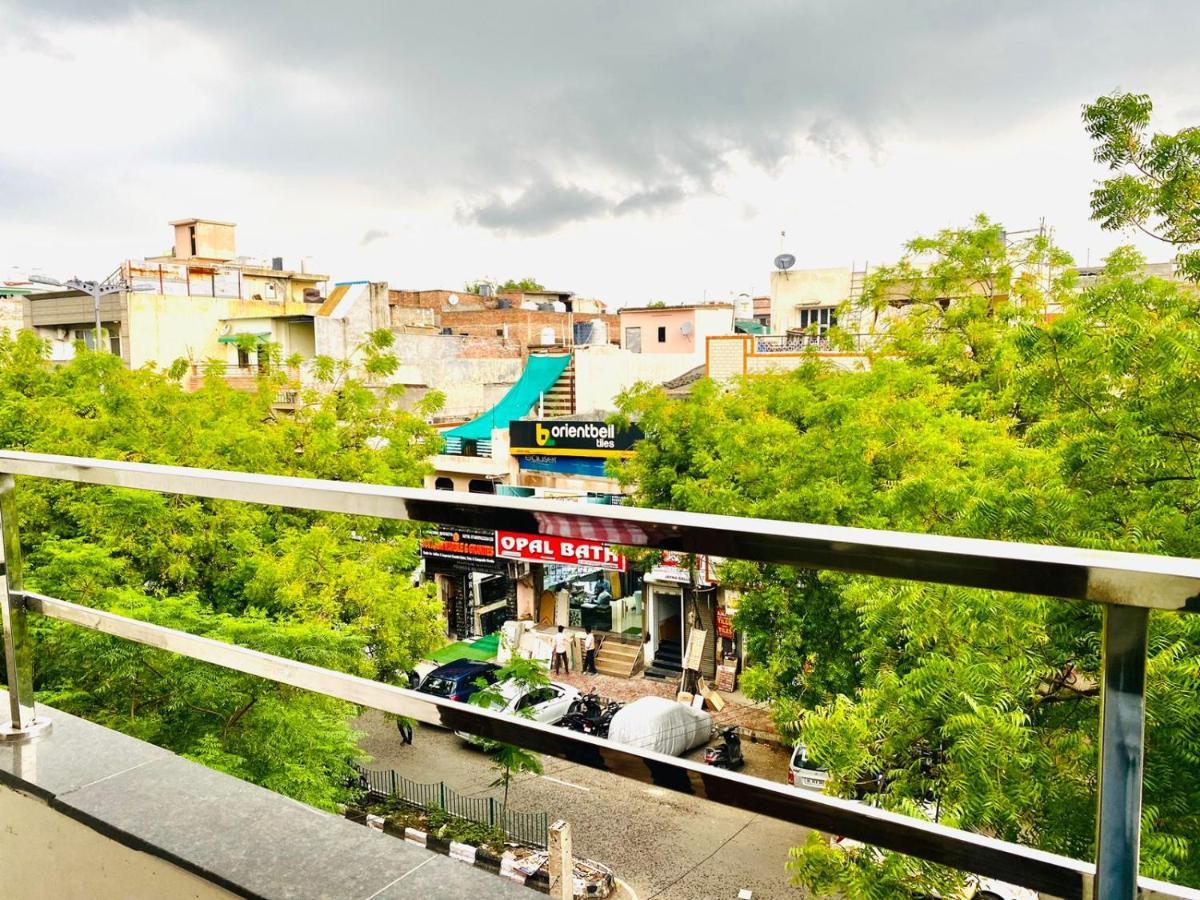 Qotel Hotel Rajouri Garden Above Ritu Marbles, Near Rajouri Garden Metro Station-Couple Friendly นิวเดลี ภายนอก รูปภาพ