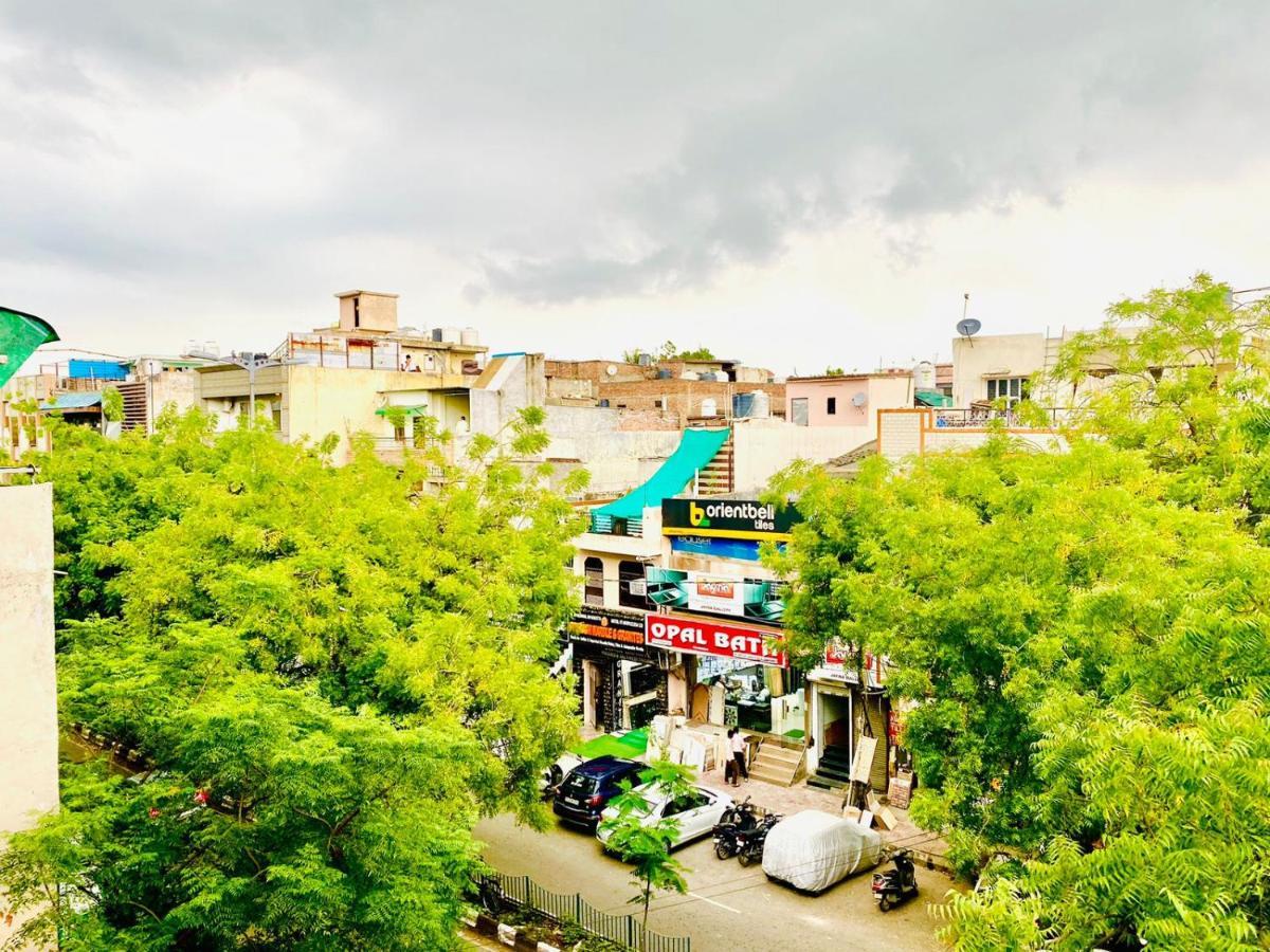 Qotel Hotel Rajouri Garden Above Ritu Marbles, Near Rajouri Garden Metro Station-Couple Friendly นิวเดลี ภายนอก รูปภาพ