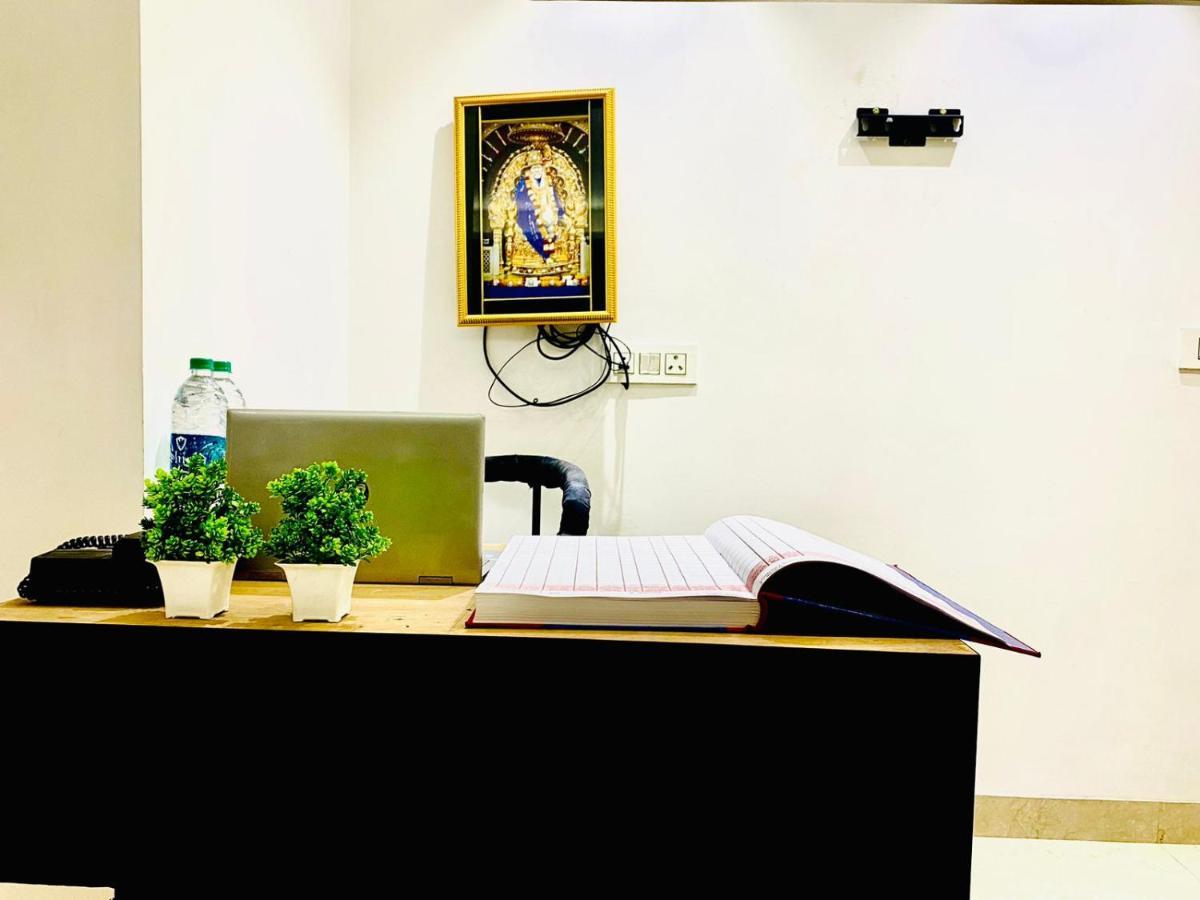 Qotel Hotel Rajouri Garden Above Ritu Marbles, Near Rajouri Garden Metro Station-Couple Friendly นิวเดลี ภายนอก รูปภาพ