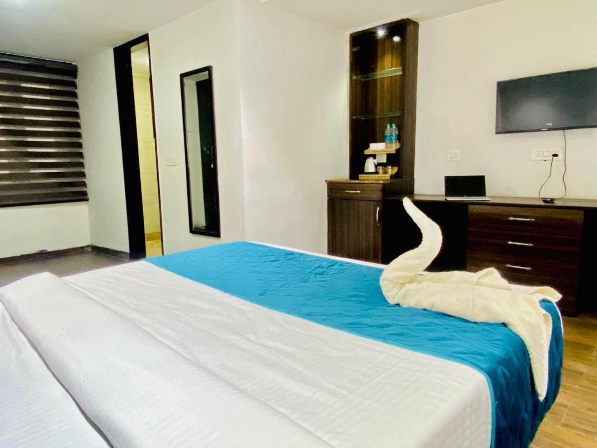 Qotel Hotel Rajouri Garden Above Ritu Marbles, Near Rajouri Garden Metro Station-Couple Friendly นิวเดลี ภายนอก รูปภาพ